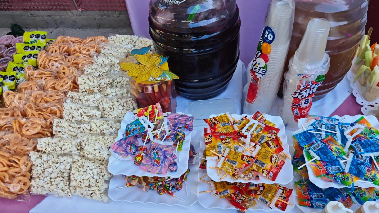 Mesa de dulces, palomitas y bebidas preparada para un evento