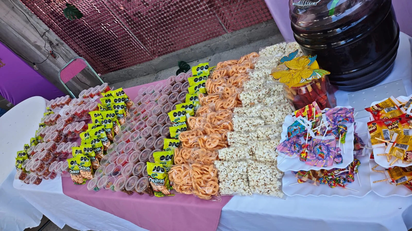 Mesa panorámica de dulces y botanas