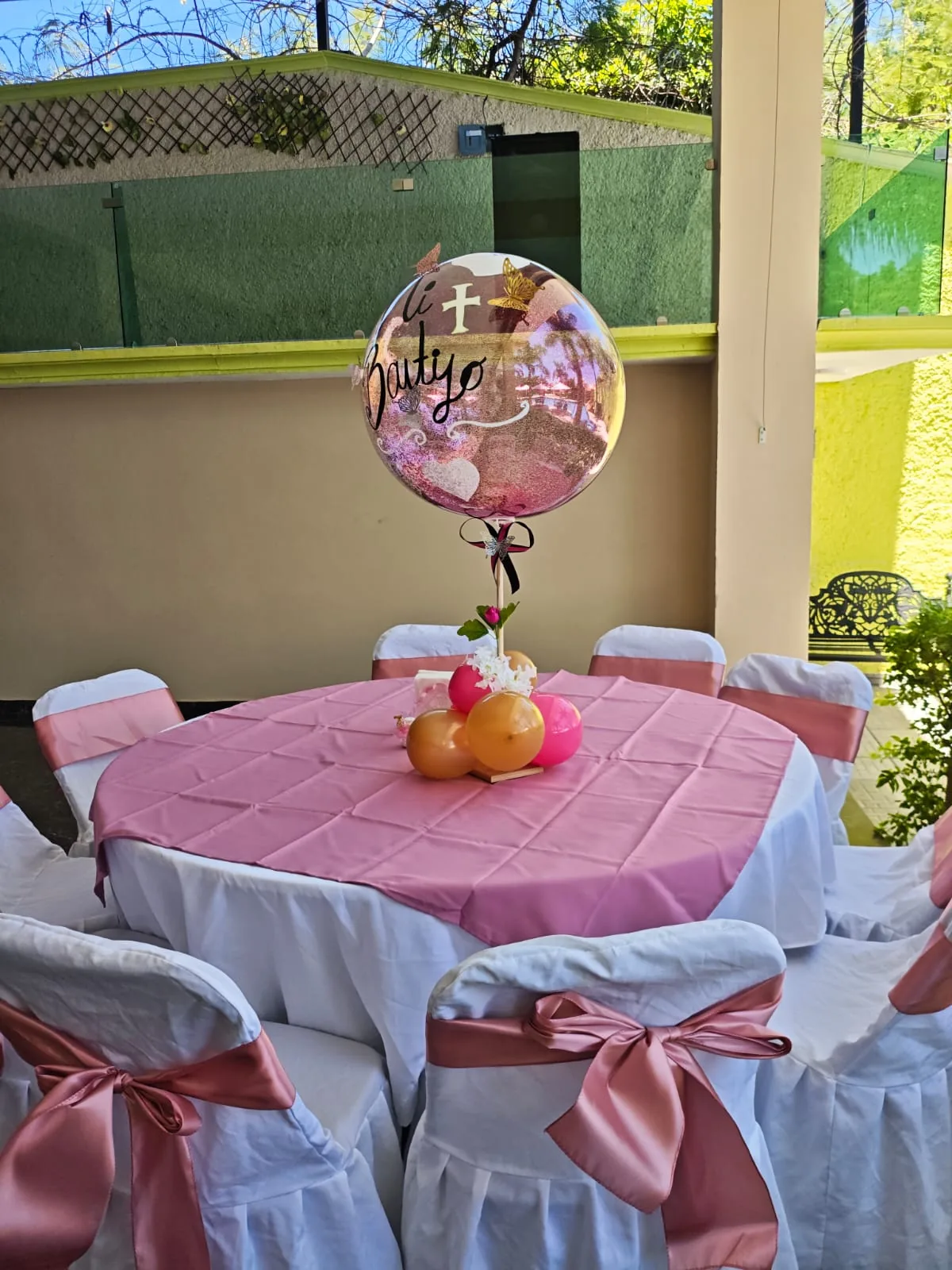 Centro de mesa rosa con globo personalizado