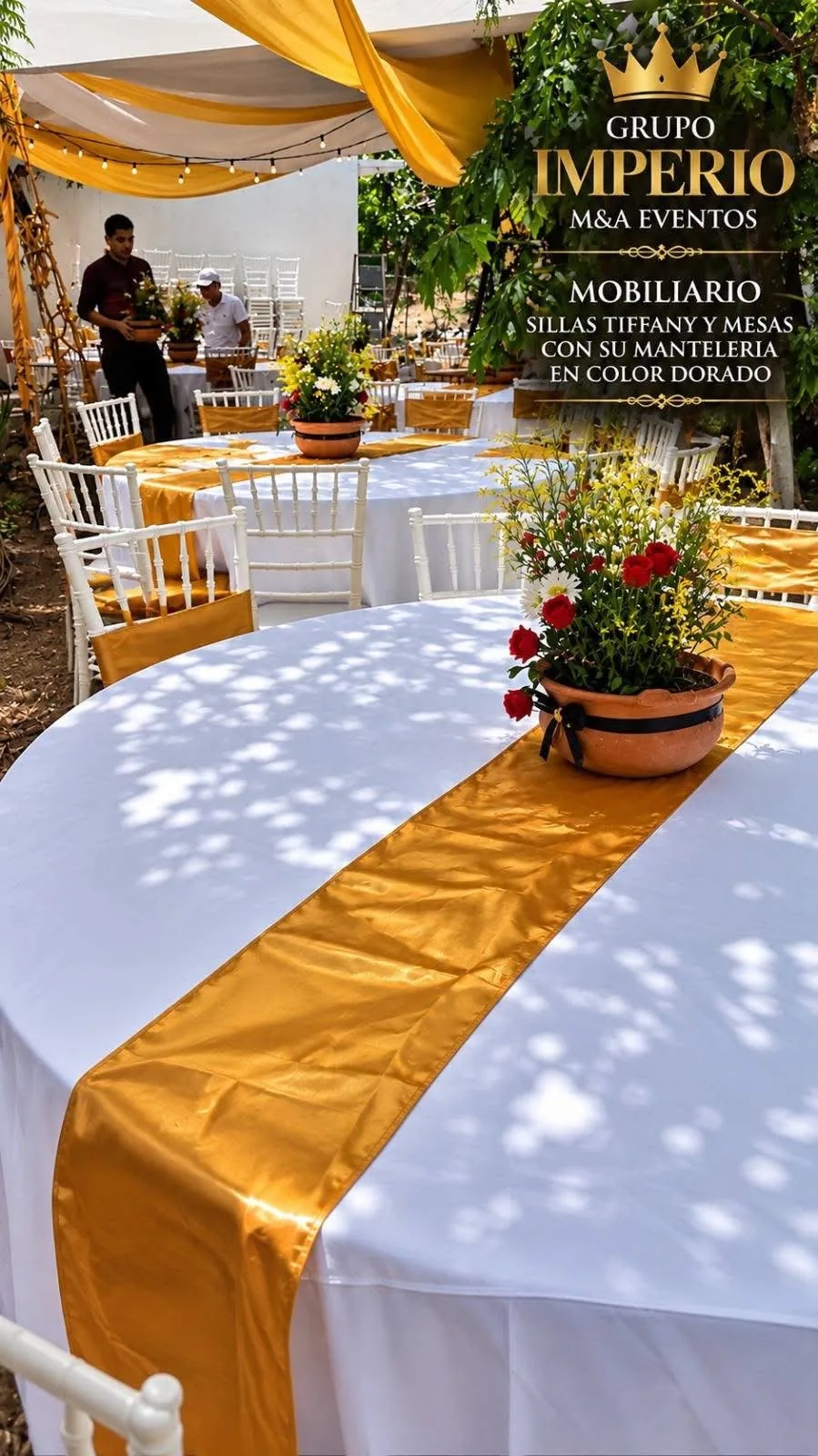 Montaje de mesas con mantelería dorada
