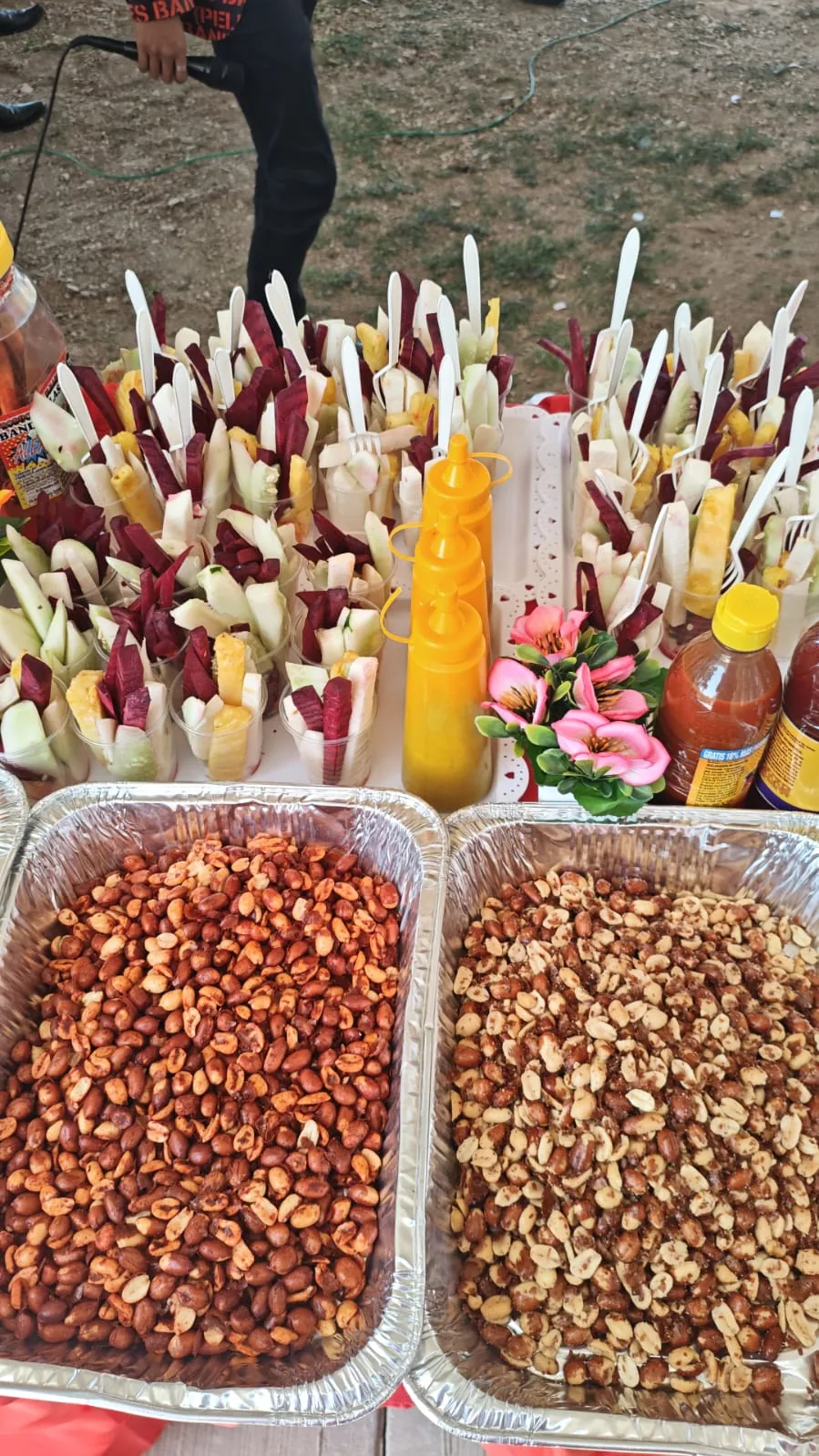 Vasos de fruta y botanas para evento
