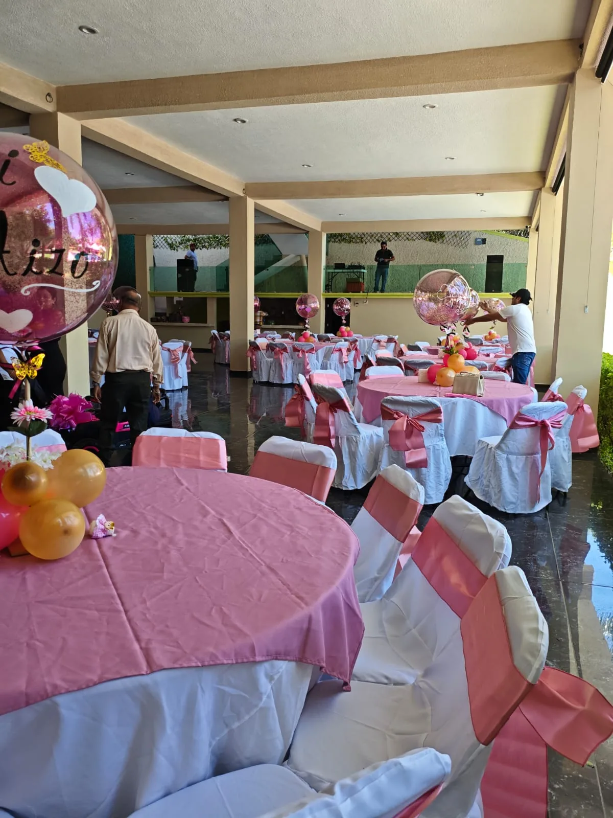 Vista de salón con montaje rosa