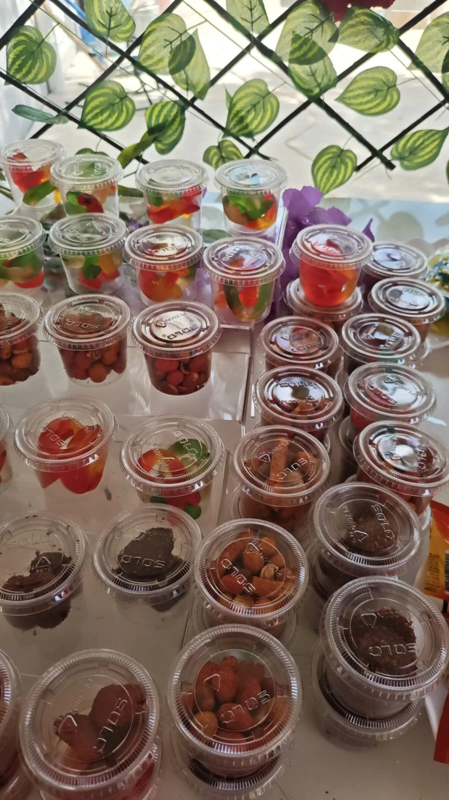 Vasos individuales con dulces y botanas
