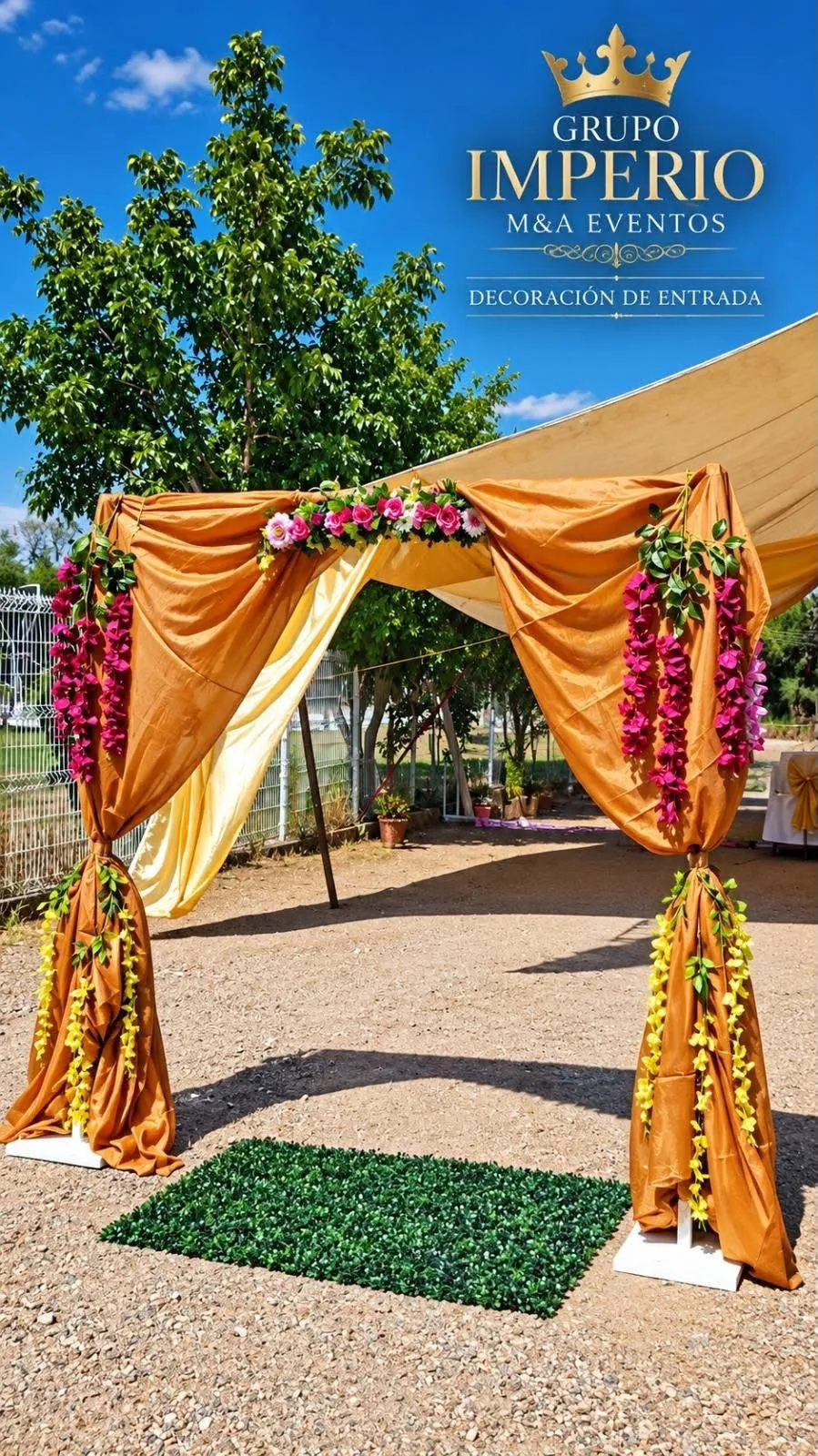 Entrada decorada con textiles y flores