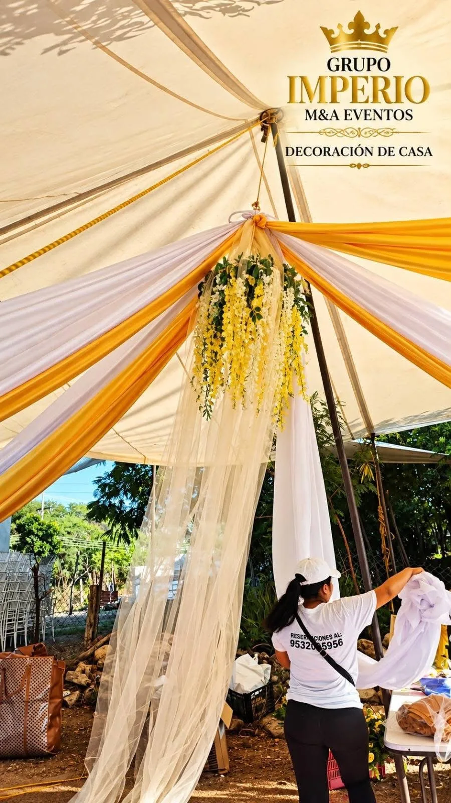 Decoración con telas blancas y doradas
