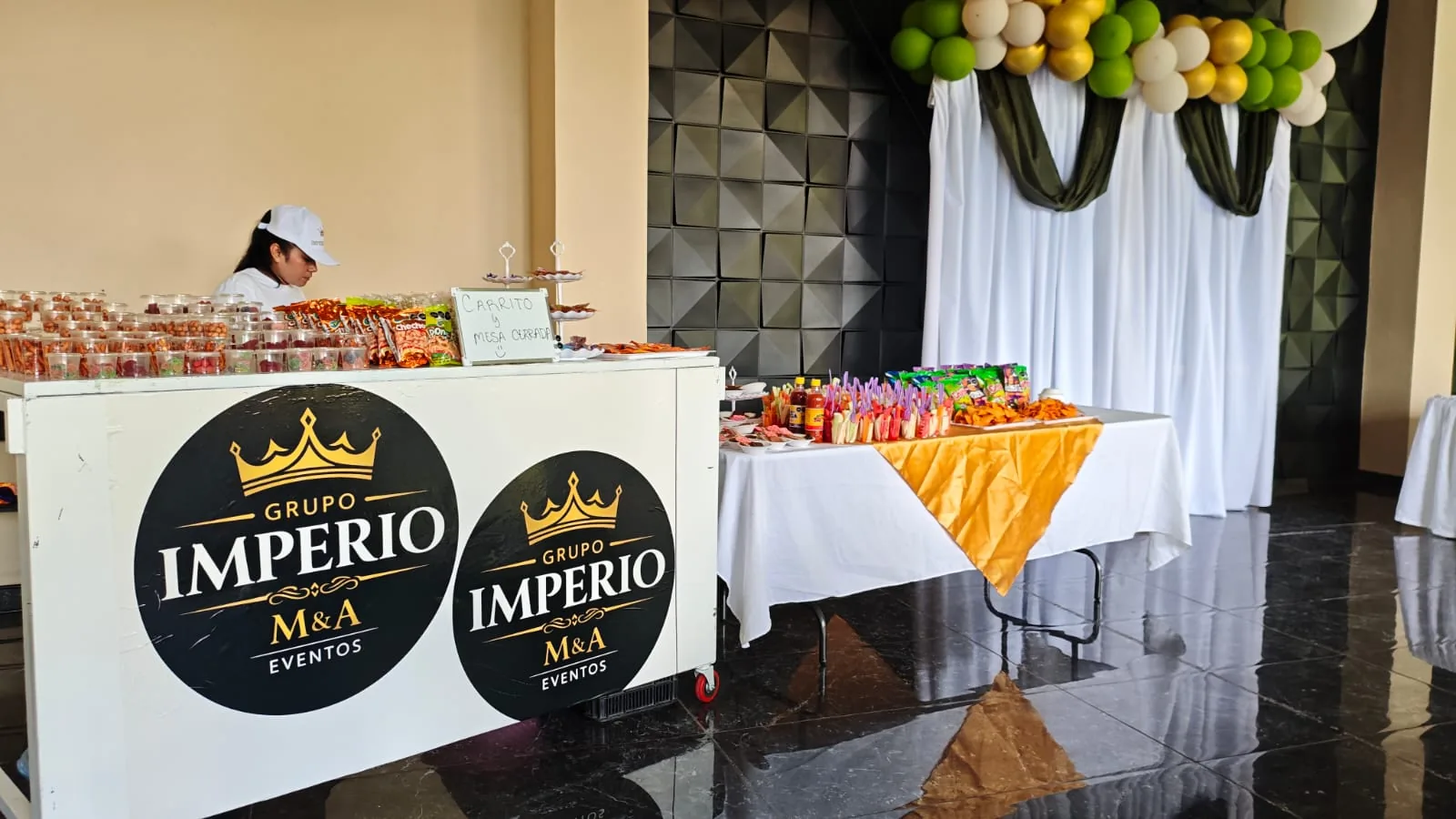 Montaje de Grupo Imperio M&A Eventos con carrito de dulces
